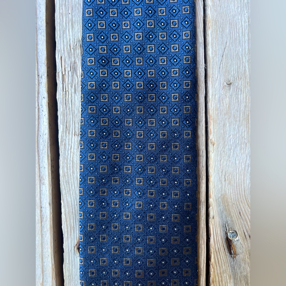 Brooks Brothers Navy & Gold Geometric Silk Tie – Made in USA w/ Italian Fabric - Picture 6 of 13